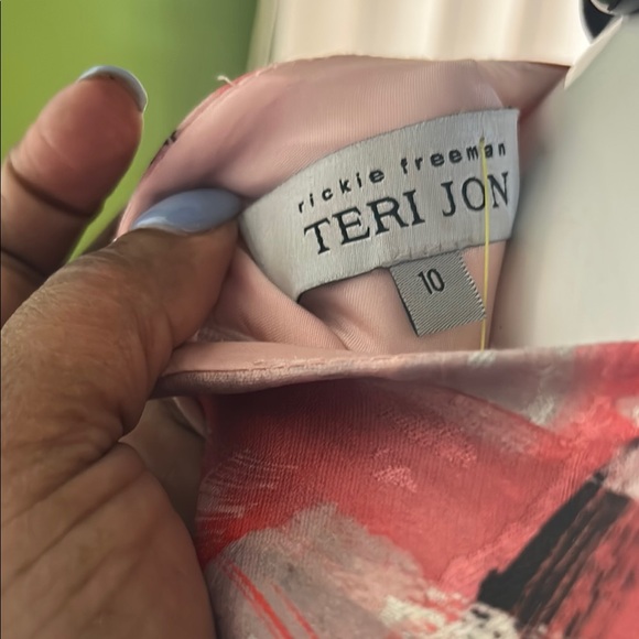 Elegant Multicolor Dress with Red Accents - Picture 6 of 8